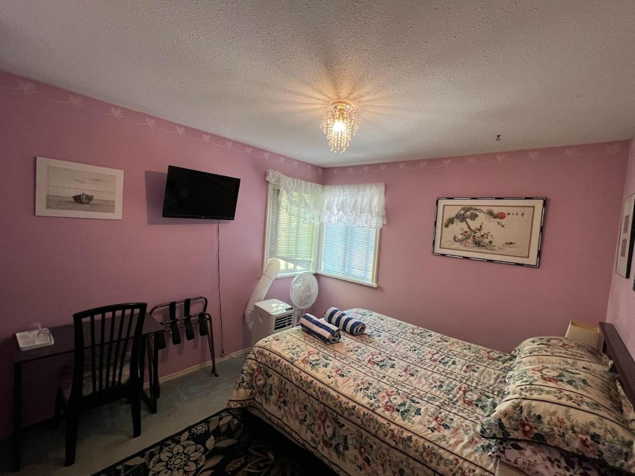 B&B In Fraser Valley Абботсфорд Экстерьер фото